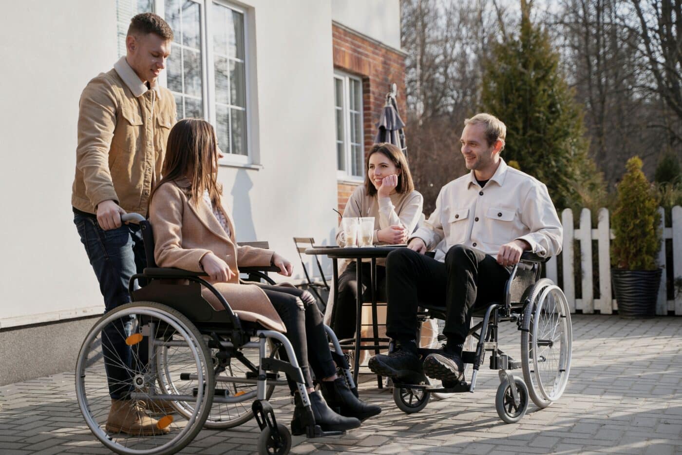 Groupes d'adultes dont deux sont en fauteuil roulant