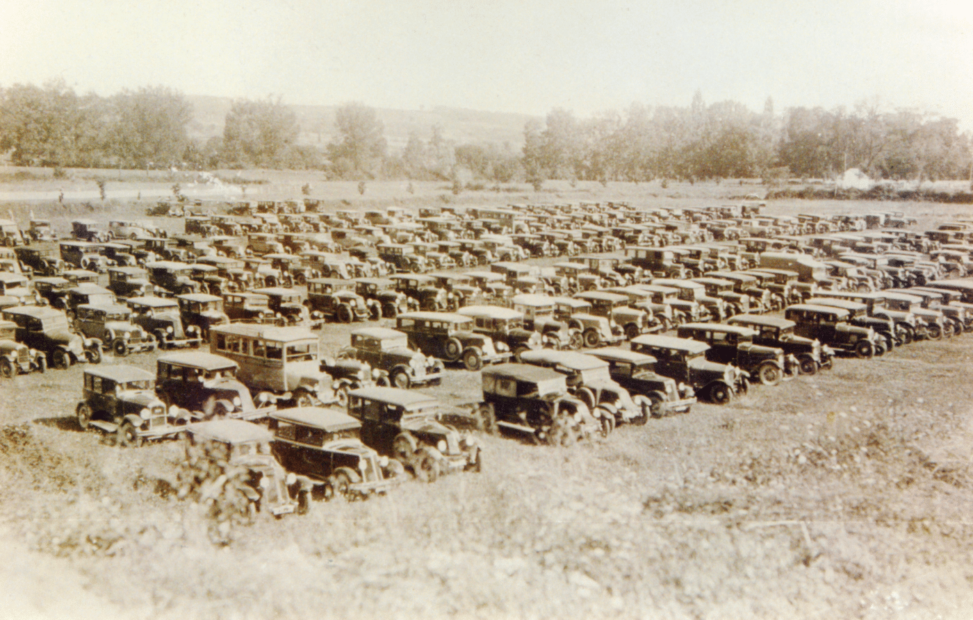 Parking de voitures autour de 1927 à la Roche-Posay