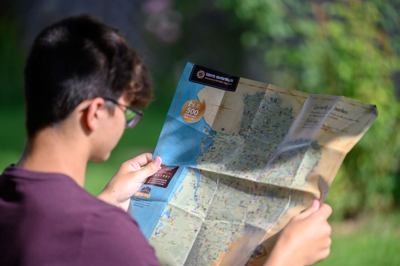 Jeune homme qui regarde la carte Tèrra Avetura