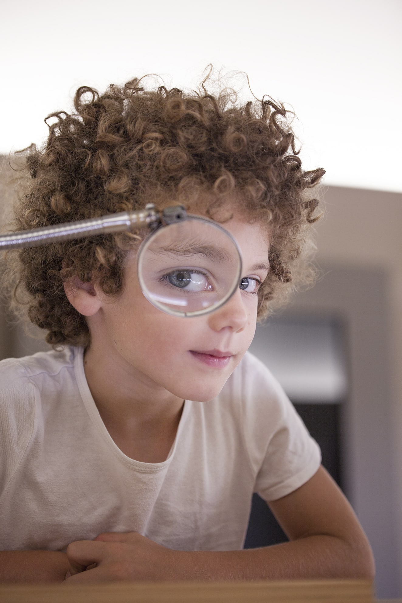 Regard d'un enfant à travers d'une loupe