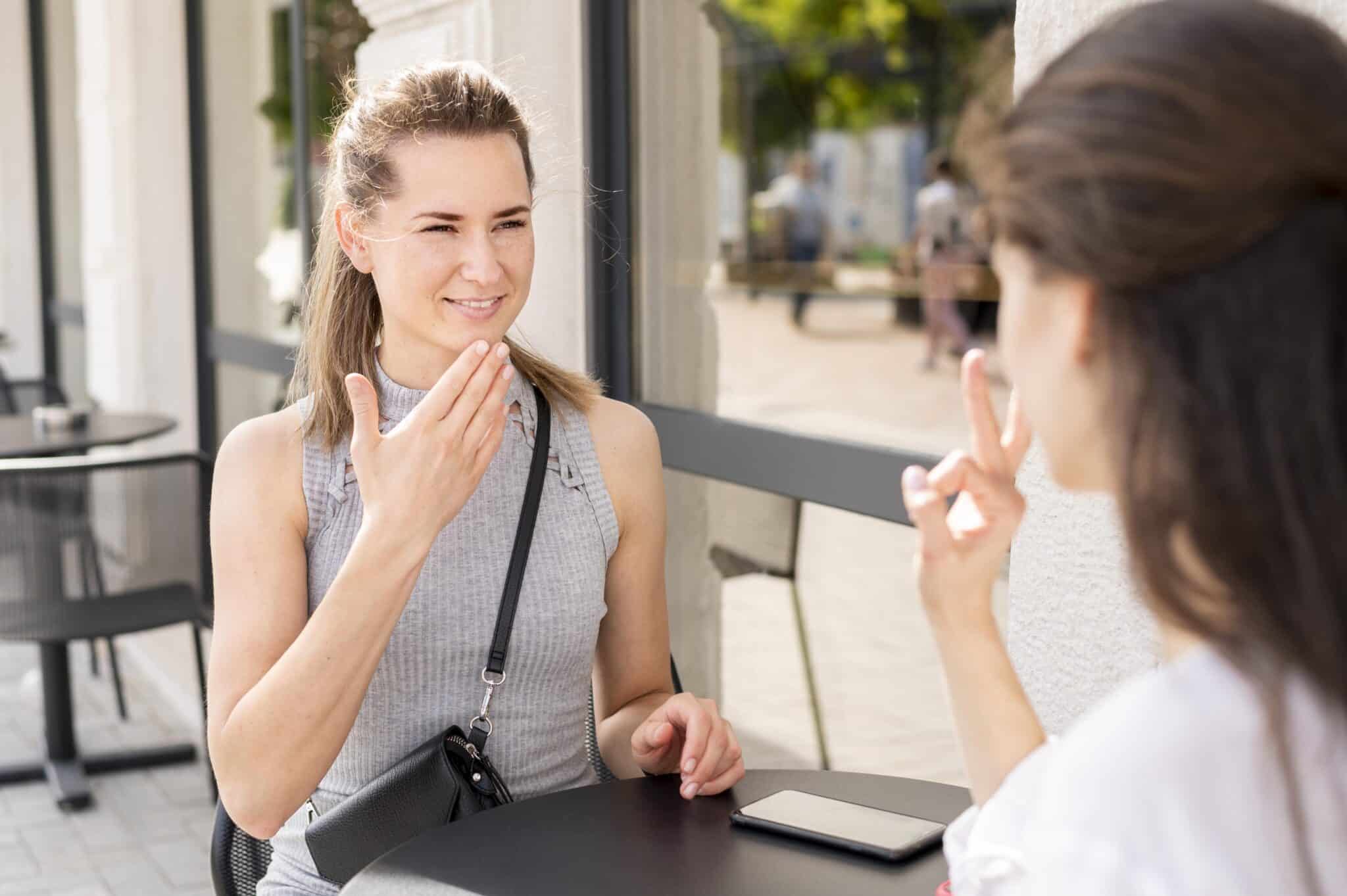Femmes communicant en langue des signes